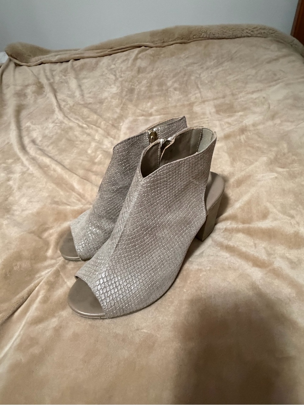 Cordani Genesis Women’s Peep Toe Block Heel Booties Snakeskin Taupe 38/7.5